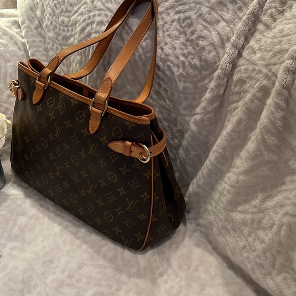 Louis Vuitton authentic Beautiful Good used condition 15x10x5”9.5”drop straps - Picture 2 of 16